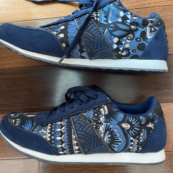 Sneakers - Picture 4 of 5